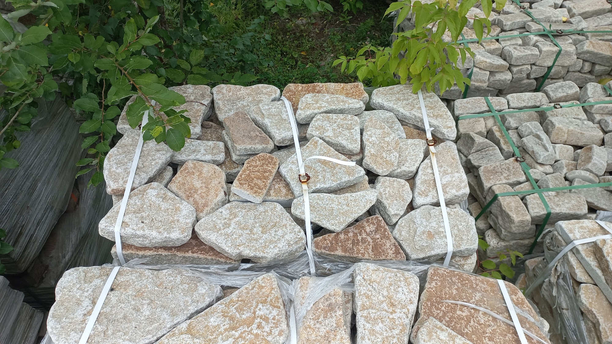 Плитняк галтованный гранитный для ландшафтного дизайна купить в Одинцово