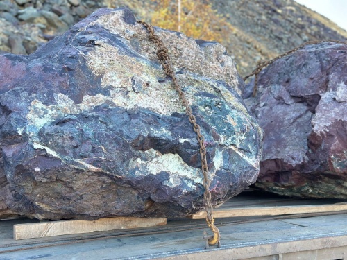 Огромные красно-фиолетовые валуны для ландшафтного дизайна весом более 5 тонн купить в Одинцово