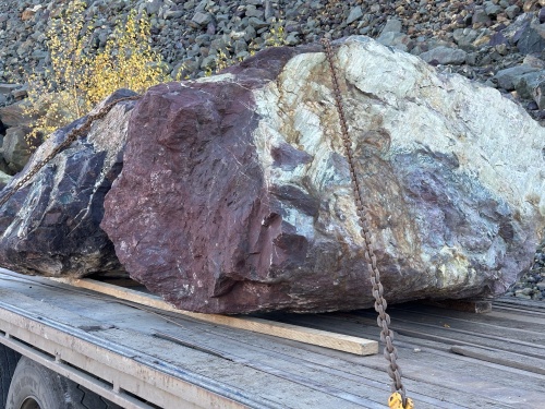 Огромные красно-фиолетовые валуны для ландшафтного дизайна весом более 5 тонн купить в Одинцово