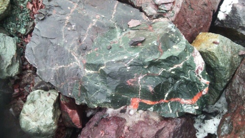 Гигантские зелёные валуны для ландшафтного дизайна весом более 5 тонн купить в Одинцово