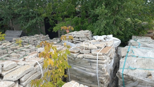 Плитняк галтованный гранитный для ландшафтного дизайна купить в Одинцово