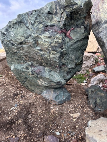 Гигантские зелёные валуны для ландшафтного дизайна весом более 5 тонн купить в Одинцово