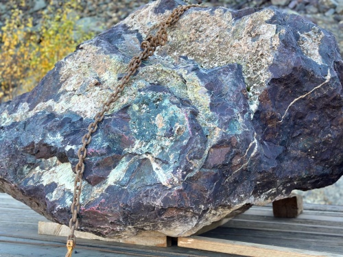 Огромные красно-фиолетовые валуны для ландшафтного дизайна весом более 5 тонн купить в Одинцово