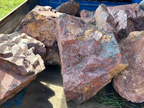 Ландшафтные глыбы красно-фиолетовые 200-1000 килограмм купить в Одинцово