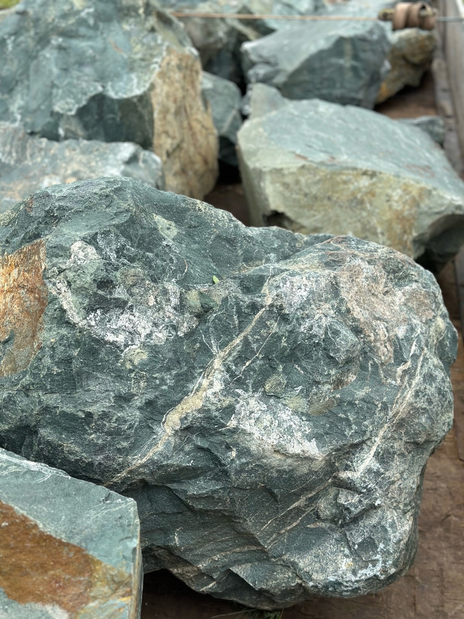 Камни для ландшафтного дизайна зелёные 10-60 килограмм купить в Одинцово