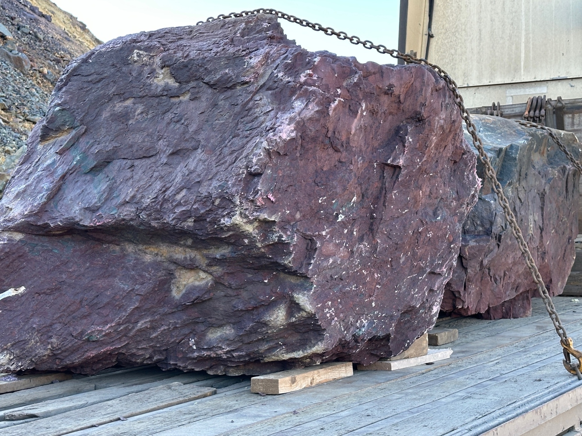 Огромные красно-фиолетовые валуны для ландшафтного дизайна весом более 5 тонн купить в Одинцово