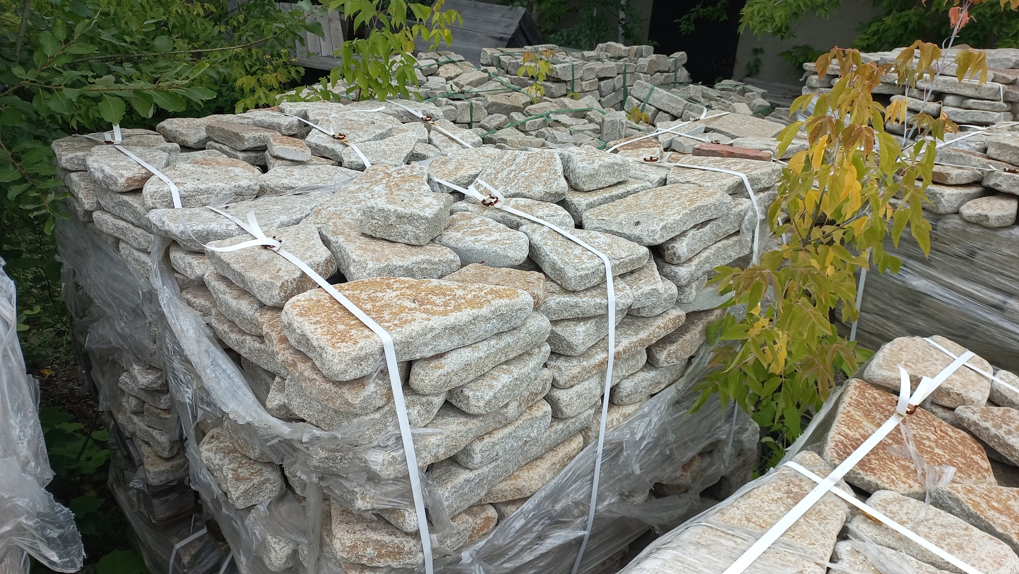 Плитняк галтованный гранитный для ландшафтного дизайна купить в Одинцово