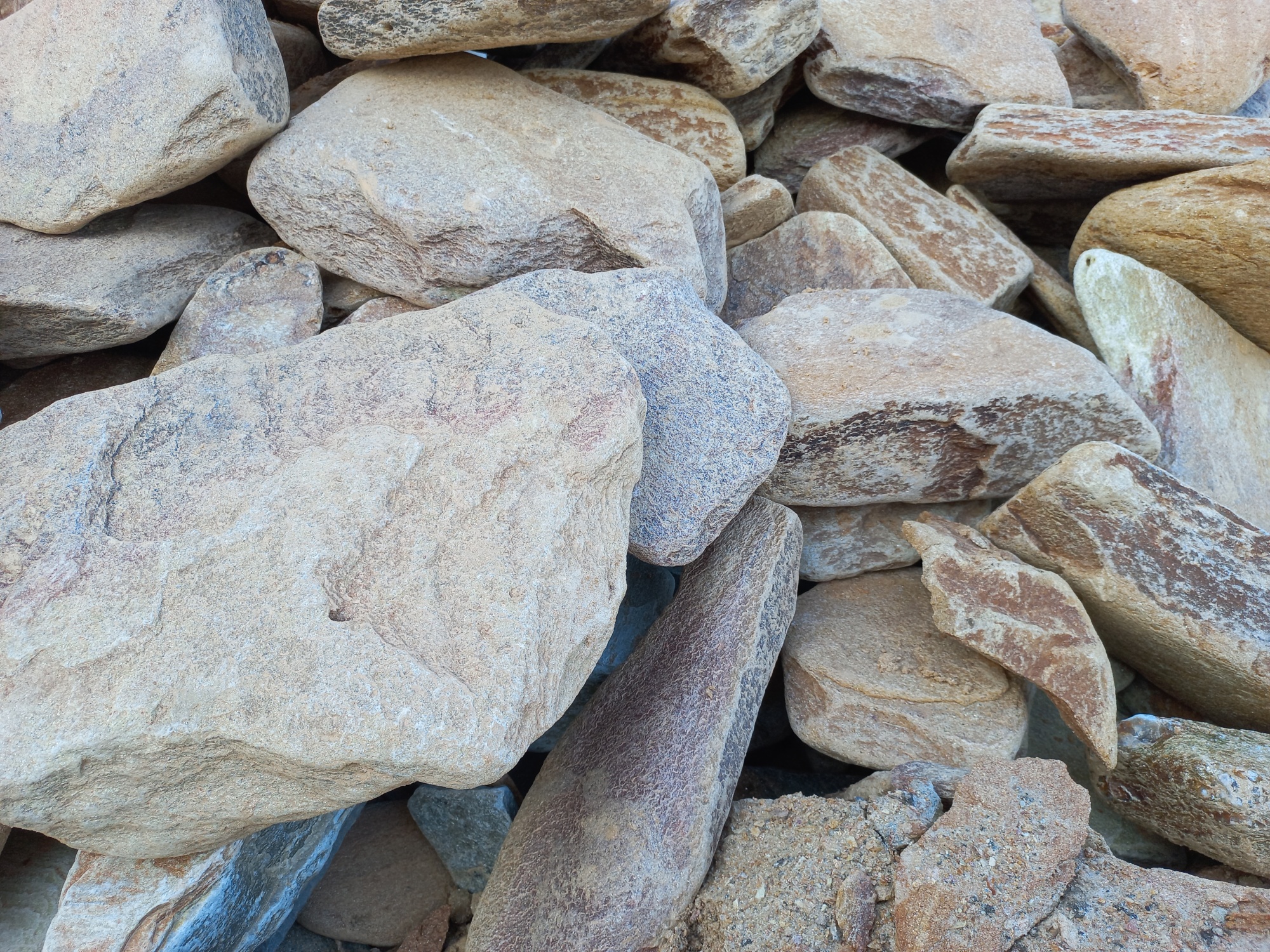 Златолит жёлтый, жёлто-зелёный глыбки и валуны для ланшафтного дизайна купить в Одинцово