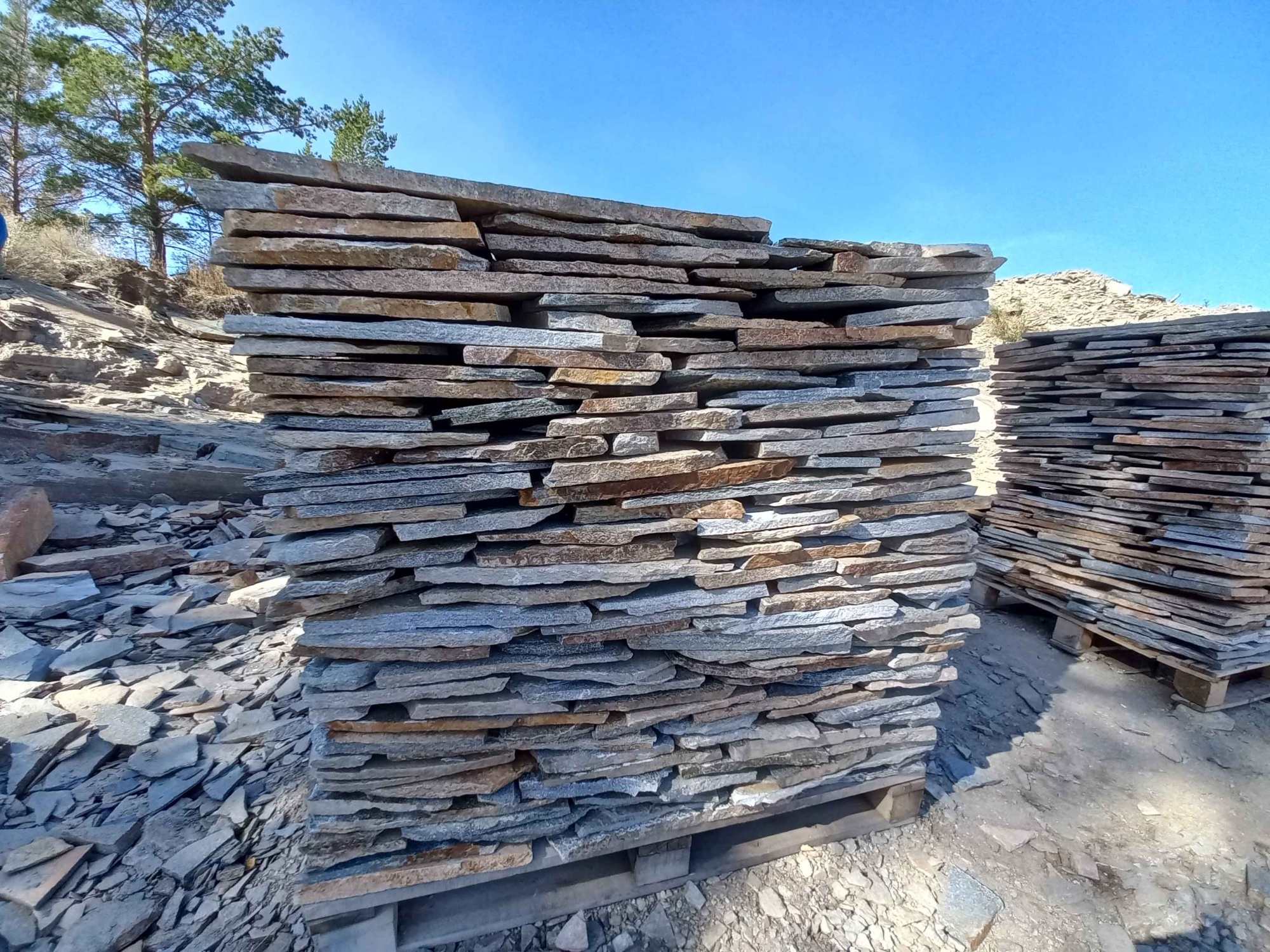 Плитняк златолит серебристый для фасада купить в Одинцово