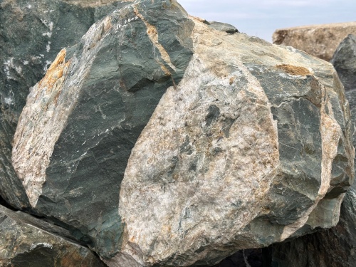 Гигантские зелёные валуны для ландшафтного дизайна весом более 5 тонн купить в Одинцово