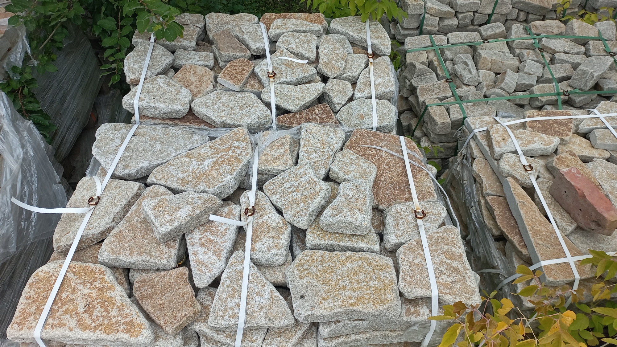 Гранитный плитняк галтованный для мощения купить в Одинцово