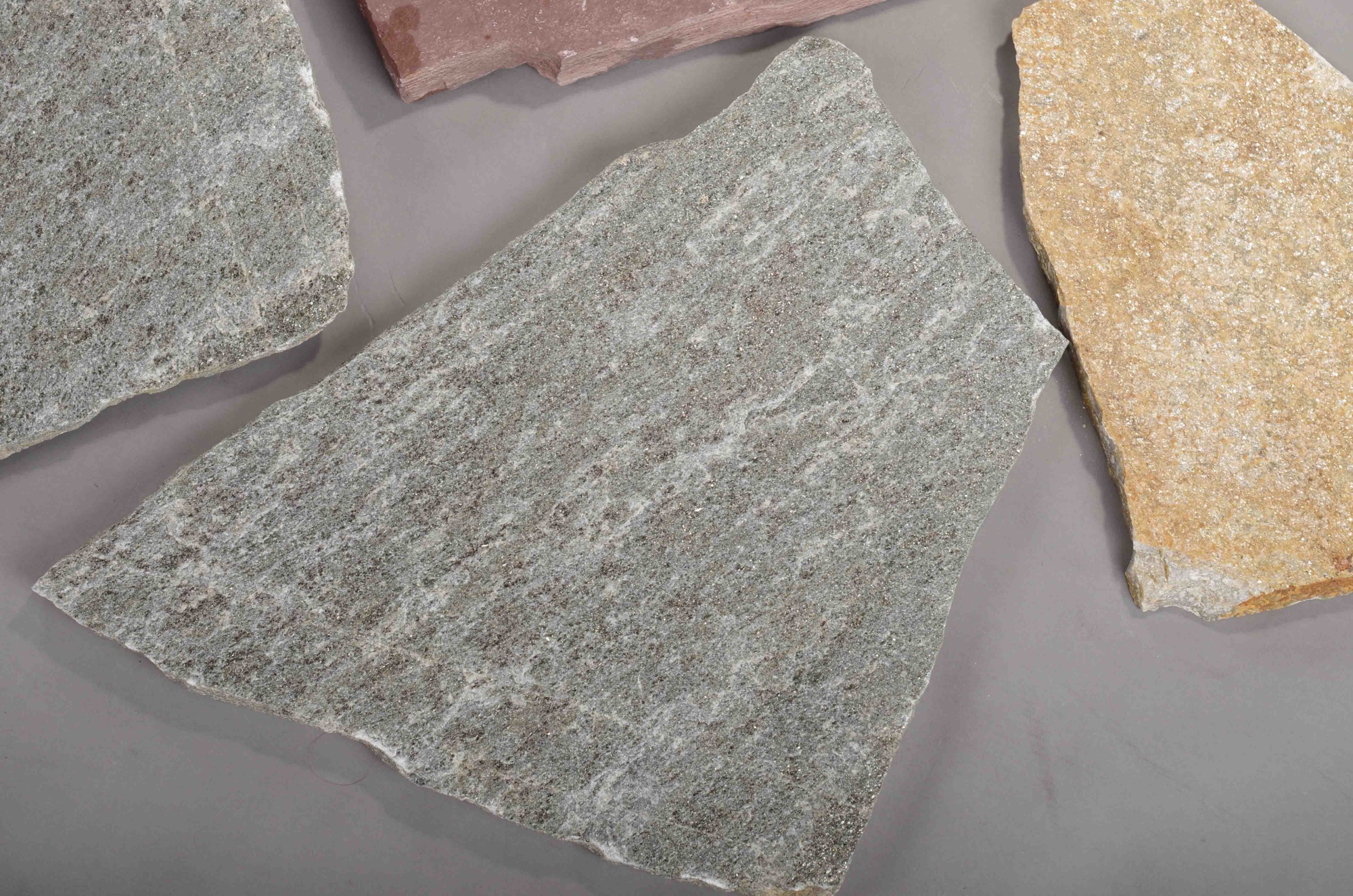 Плитняк златолит Уральский для цоколя, отмостки купить в Одинцово